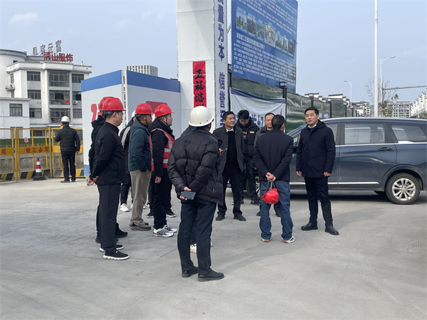 2月5日，縣長王奇勇帶隊調研新徽商創(chuàng)業(yè)基地一期一標段項目春節(jié)后復工復產工作，黃山徽投集團總經理潘楷金陪同調研。.jpg