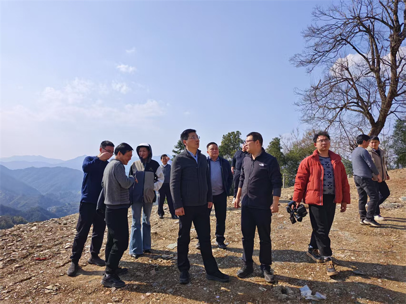 3月18日，縣長(zhǎng)王奇勇帶隊(duì)調(diào)研石潭景區(qū)項(xiàng)目，黃山徽投集團(tuán)黨委書(shū)記、董事長(zhǎng)洪筱明陪同調(diào)研。.jpg