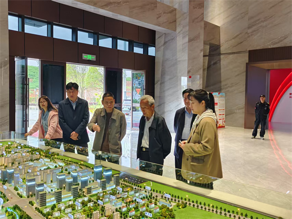 4月17日，潘總陪同市人大常委會原副主任鮑小如一行調(diào)研富豐新城項目.jpg