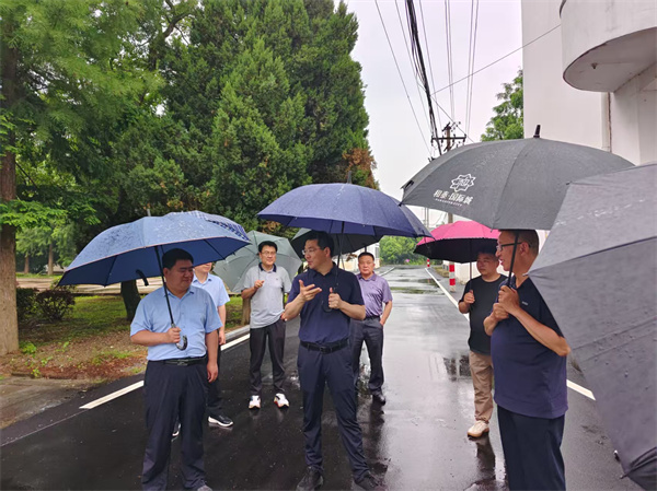 5月22日，洪董陪同王奇勇縣長一行到潭渡中學調研.jpg
