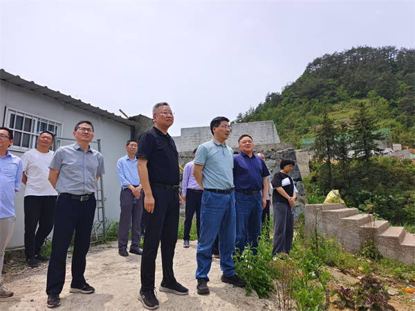 5月4日，洪董陪同王奇勇縣長(zhǎng)一行調(diào)研湖田山景區(qū)項(xiàng)目.jpg