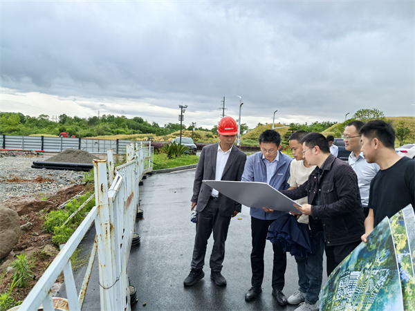 5月9日，常務副縣長戴維調研富豐新城片區(qū)項目，潘總、余總陪同1.jpg