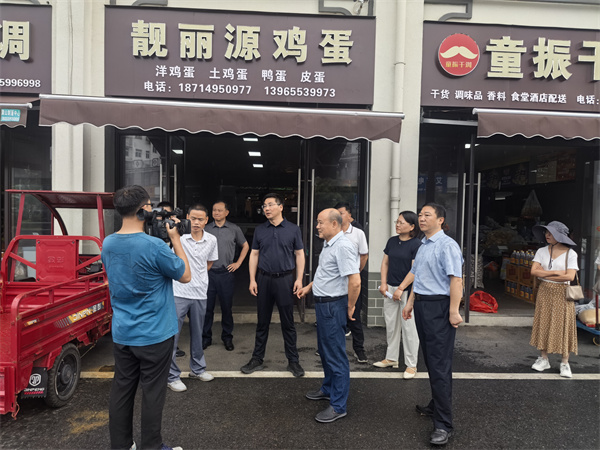 6月19日，王奇勇縣長(zhǎng)帶隊(duì)文明辦，市監(jiān)局，城管局調(diào)研城西鄰里中心，潘總，汪總現(xiàn)場(chǎng)陪同1.jpg