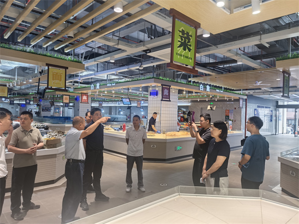 6月19日，王奇勇縣長(zhǎng)帶隊(duì)文明辦，市監(jiān)局，城管局調(diào)研城西鄰里中心，潘總，汪總現(xiàn)場(chǎng)陪同.jpg
