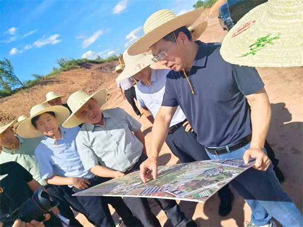 8月14日，洪董、余總陪同王奇勇縣長帶隊調研富豐新城黎七路、賓虹大道、富資路、消防站、兩館等項目2。.jpg