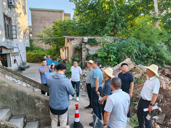 8月18日，王縣長帶隊督導(dǎo)萬年橋濱江路項目。.jpg