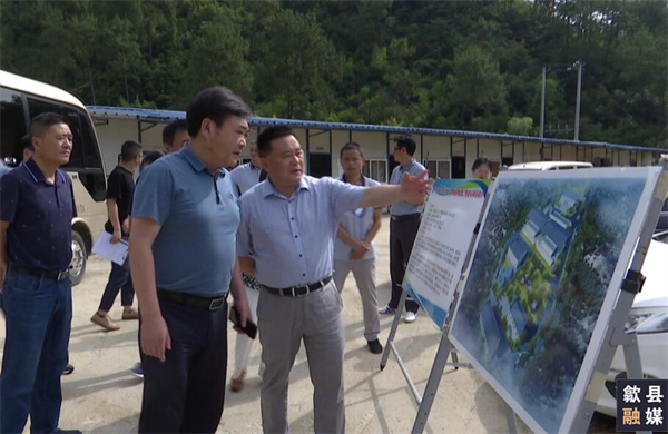 6月18日，縣委常委、常務(wù)副縣長吳志平帶隊(duì)先后來到城區(qū)備用飲用水源保護(hù)區(qū)治理工程、第三水廠及供水管網(wǎng)配套延伸工程、漁梁風(fēng)貌整治提升工程、城區(qū)老舊管網(wǎng)提升項(xiàng)目、游泳館二期等重點(diǎn)項(xiàng)目建設(shè)現(xiàn)場，黃山徽投集團(tuán)黨委書記、董事長洪筱明陪同。.png