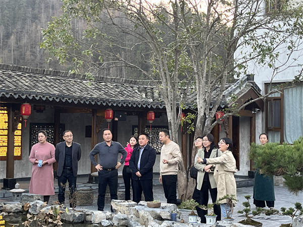 11月26日，縣人大鄭向陽主任帶隊(duì)考察黟縣泊心云宿建成運(yùn)營情況，洪董，方總，葉總陪同調(diào)研。.jpg